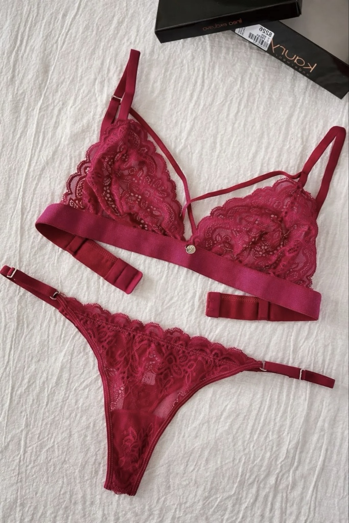 Conjunto de encaje con Cola Less regulable