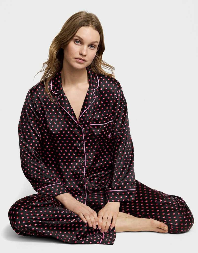 PIJAMA EN SATIN VS NEGRA ESTAMPADO CORAZONES