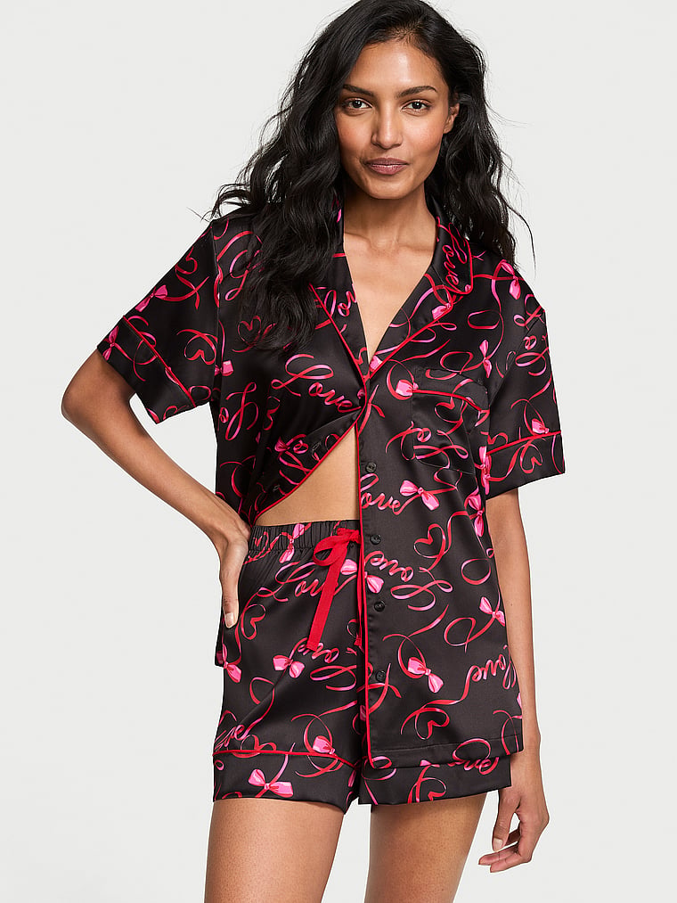 PIJAMA EN SATIN VS SHORT NEGRA ESTAMAPADO LAZOS LOVE
