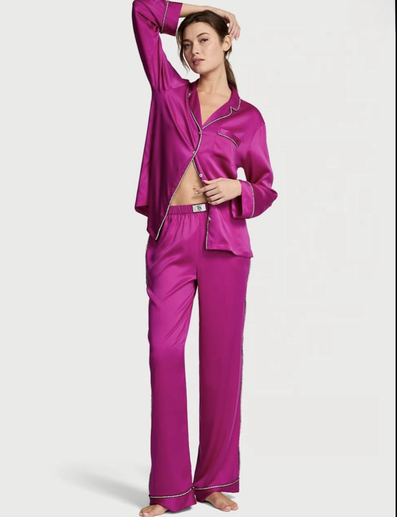PIJAMA EN SATIN VS MAGENTA VIBRANTE CON APLIQUES EN CRISTALERIA