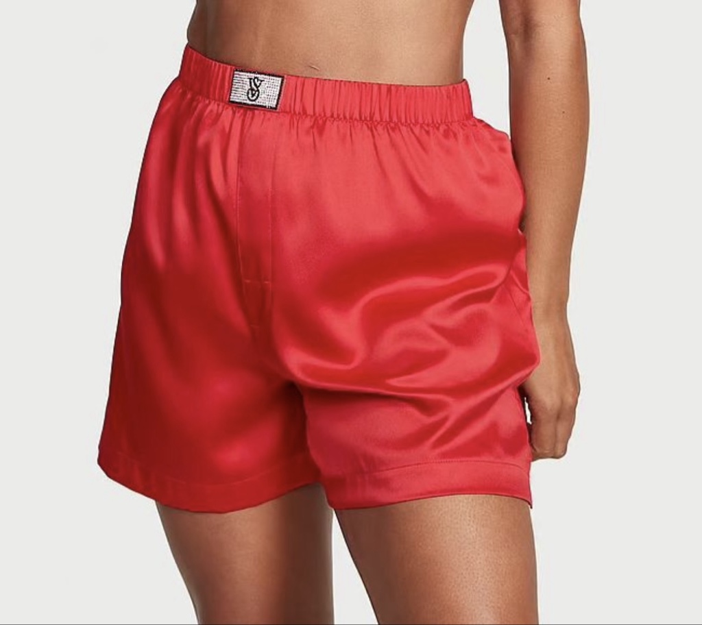 SHORT VS ROJO EN SATIN CON APLIQUE EN CRISTALERIA