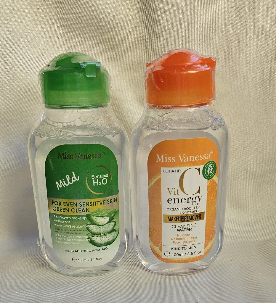 agua micelar con ácido hialurónico y vitamina C.