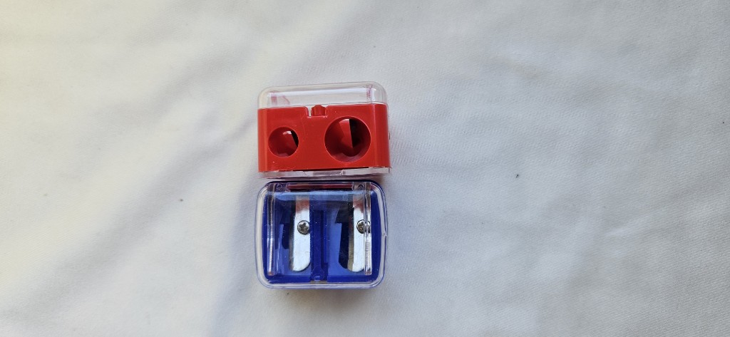 Sacapuntas doble azul rojo