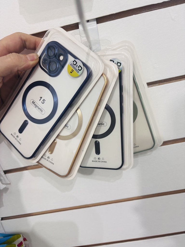 iPhone 15 MacSafe
