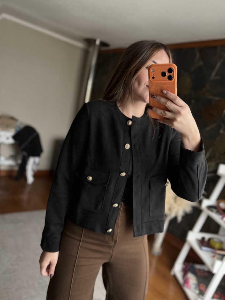 Chaqueta gamuza botón dorado