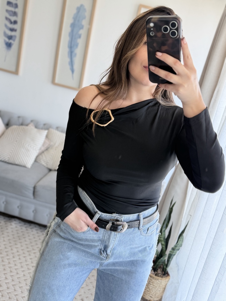 Blusa negra hombro descubierto