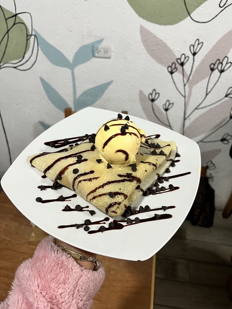 Crepa con una fruta y una bola de helado