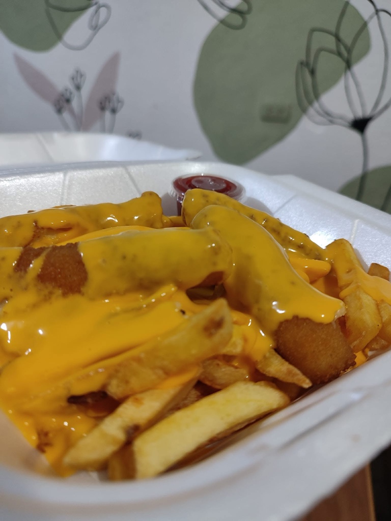Papas con queso y deditos de queso