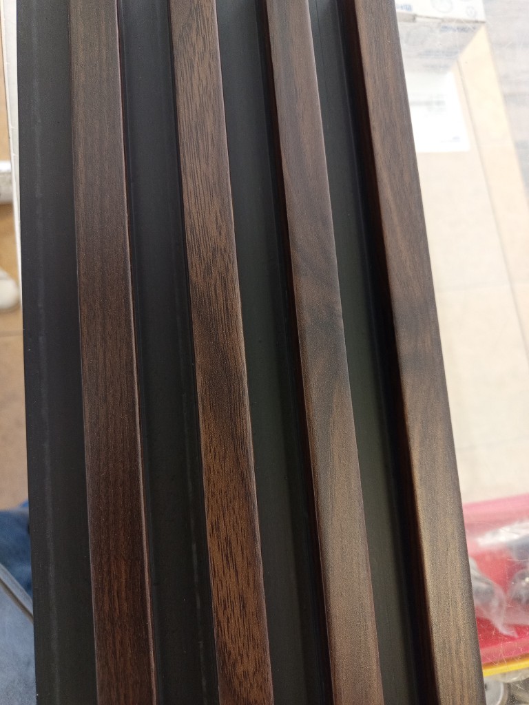 Lambrin madera oscura