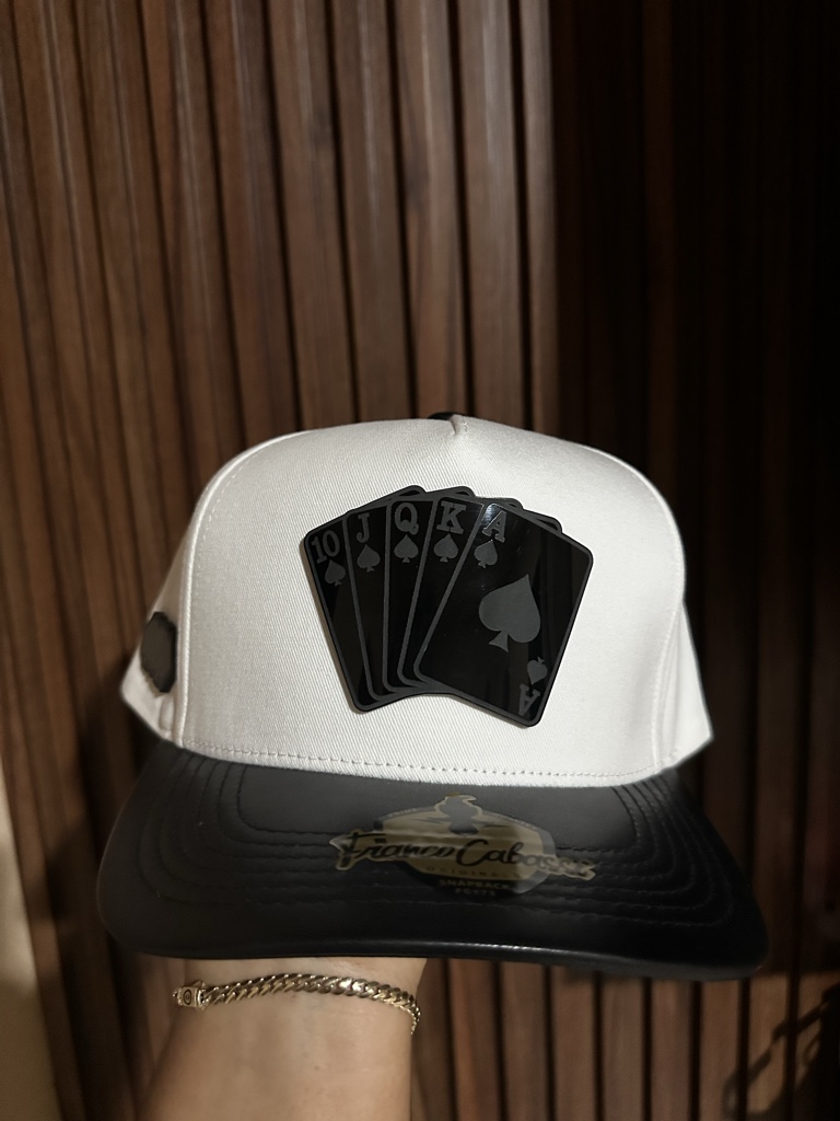 Gorra blanca y negra poker