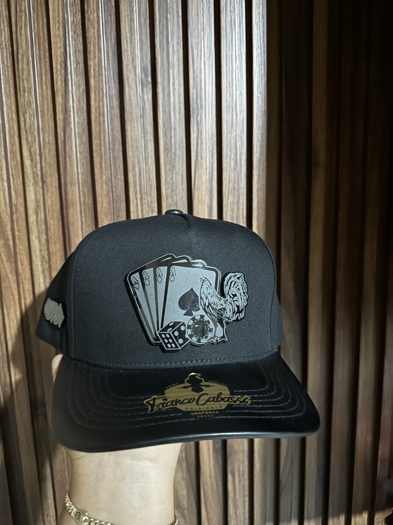 Gorra cartas negras gallo