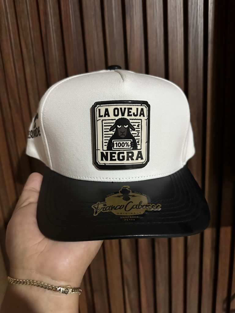 La Oveja Negra blanca/negra gorra