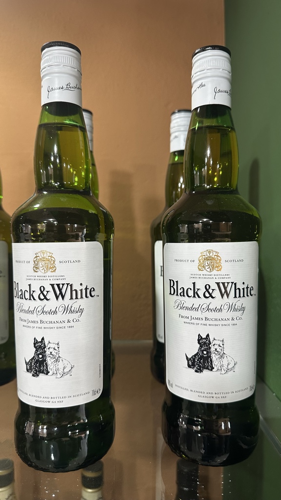 BLACK & WHITE (70CL)