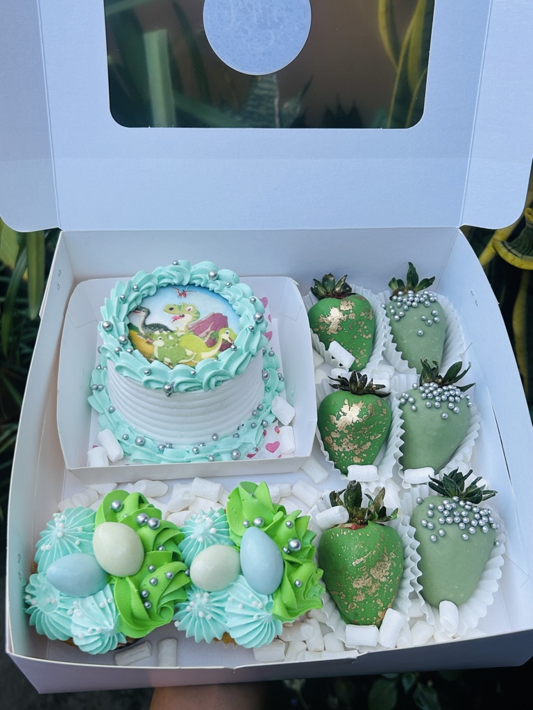 Caja combo personalizada 1 pastel  6 fresas  2 cupcakes