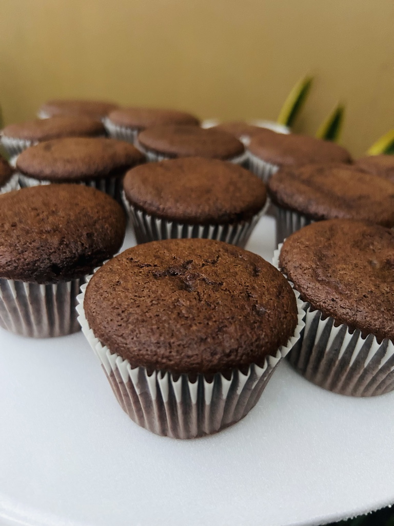 Cupcakes de chocolate rellenos y devorados en crema