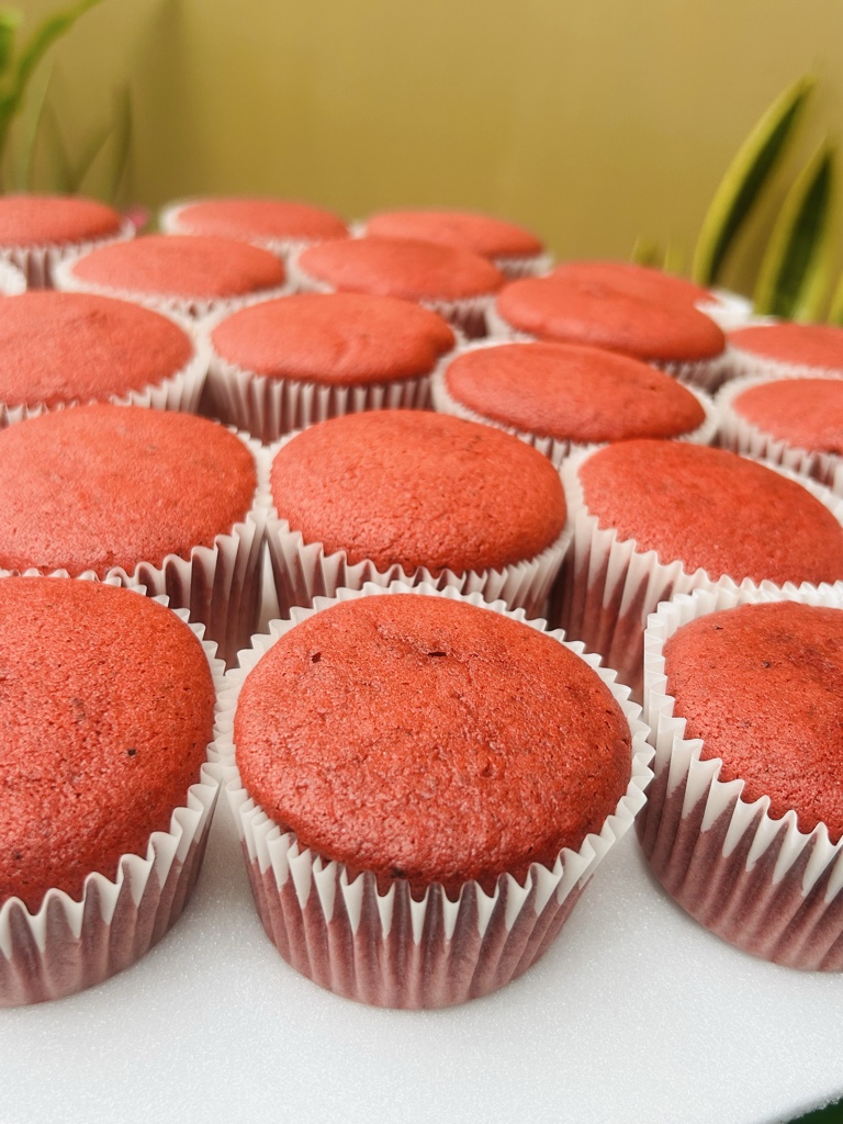 Cupcakes de ret velvet rellenos  y decorados en crema