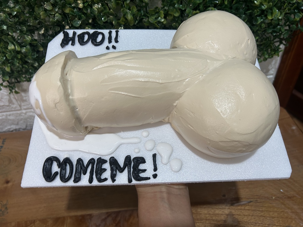 Pastel pene con precios por porciones