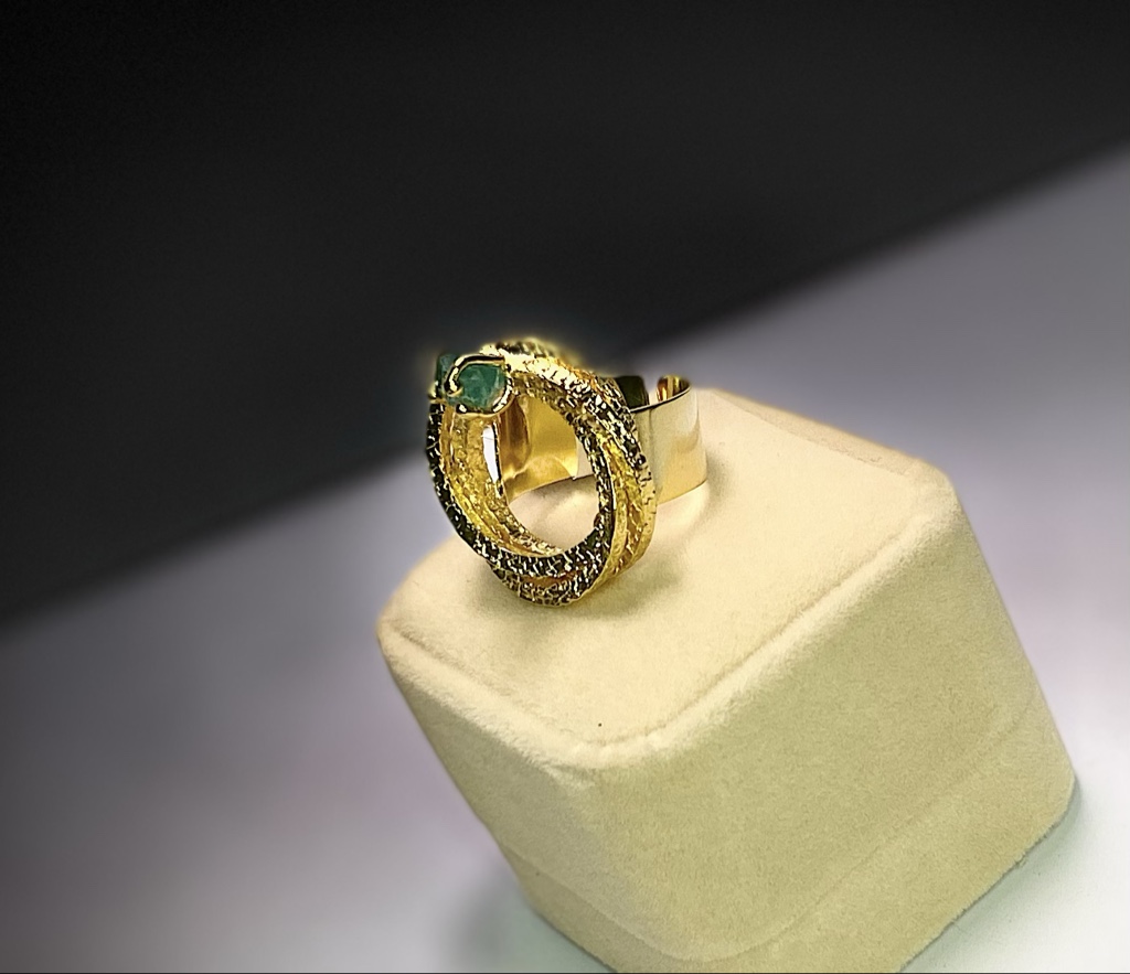 Anillo Aro con muralla de esmeralda