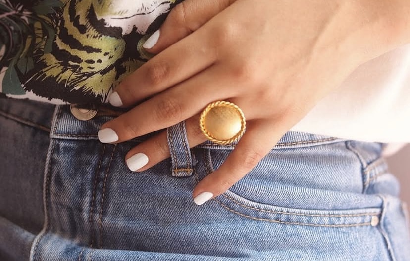 Anillo entrelazado en la orilla