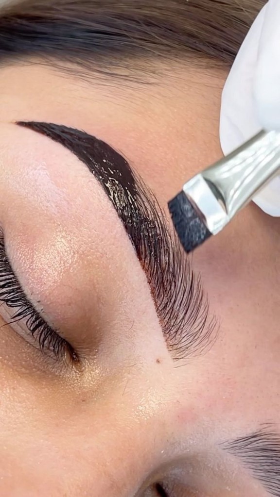 Diseño de cejas con henna