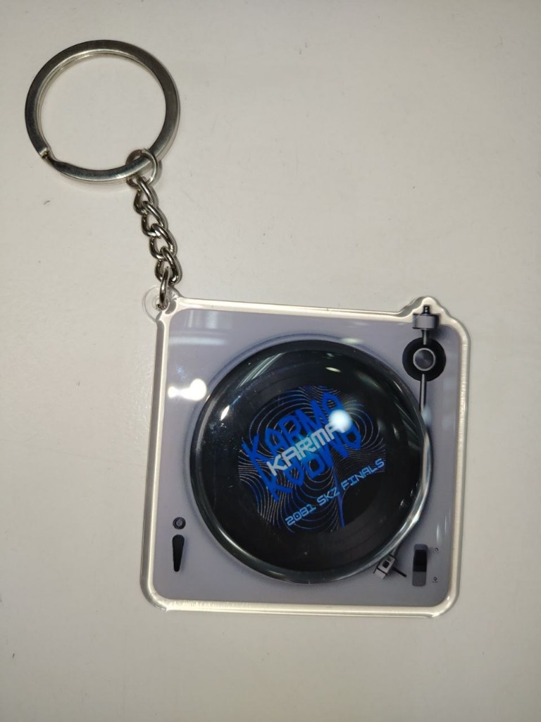LLAVERO ACRILICO STRAYKIDS CD KARMA