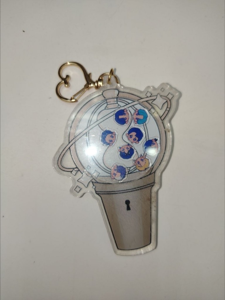 LLAVEROS ACRILICO LIGHSTICK BURBUJA ATEEZ