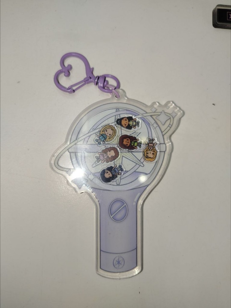 LLAVEROS ACRILICO LIGHSTICK BURBUJA  KATSEYE