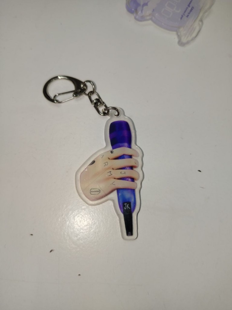 LLAVERO BTS MICROFONO Y MANO JK