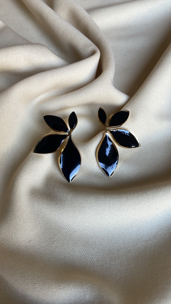 Arete tres hojas negro