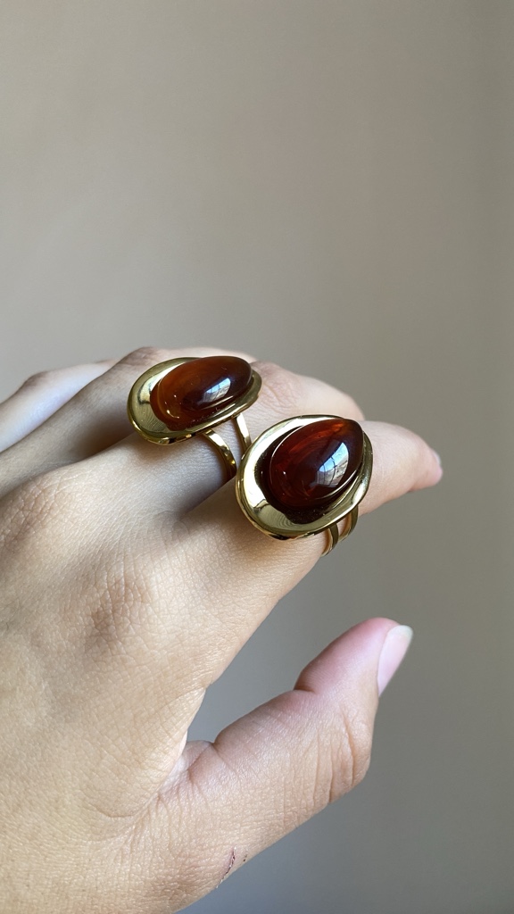 Anillo dorado piedra marrón