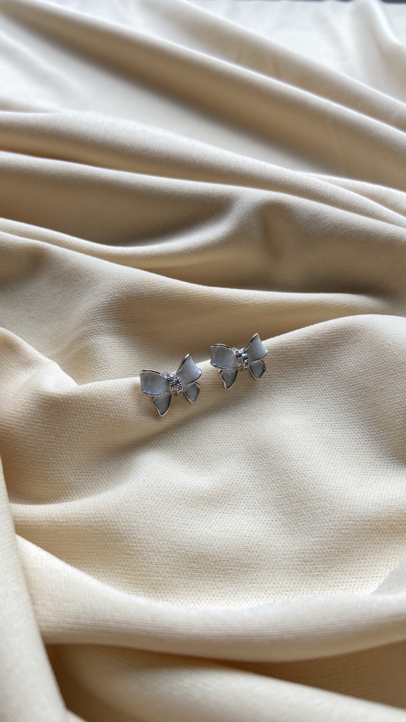 Arete Lazo blanco con plateado