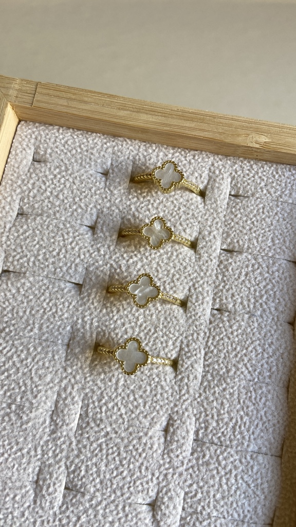 Anillo trebol blanco