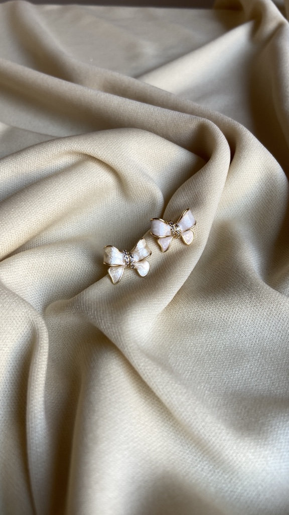 Aretes lazo blanco con dorado