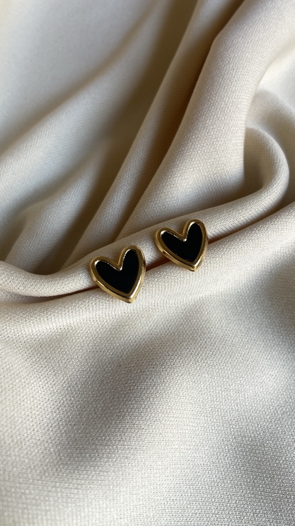 Aretes corazon negro con dorado