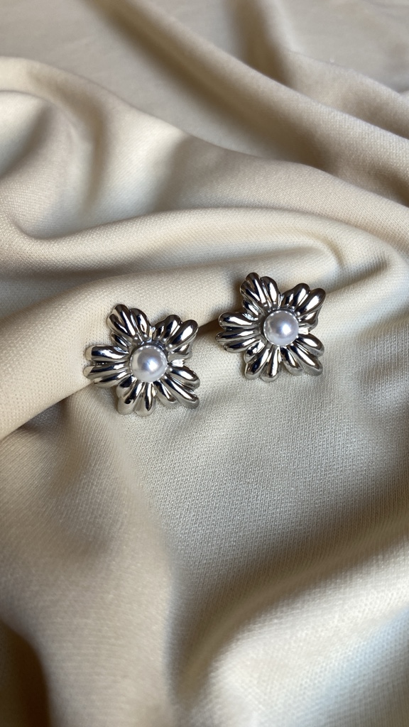 Arete plateado flor Perla