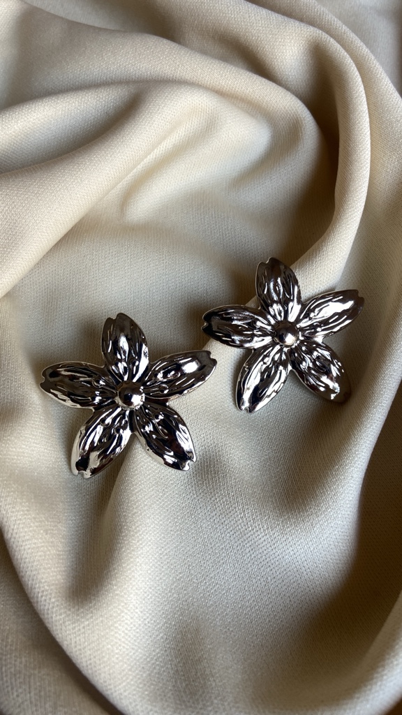 Arete flor plateada