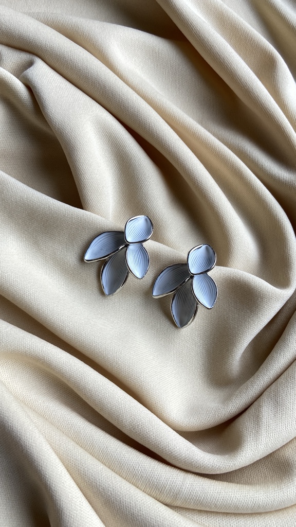 Arete Hojas Blancas con Plateado