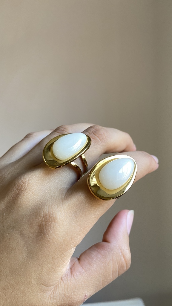 Anillo dorado piedra blanca