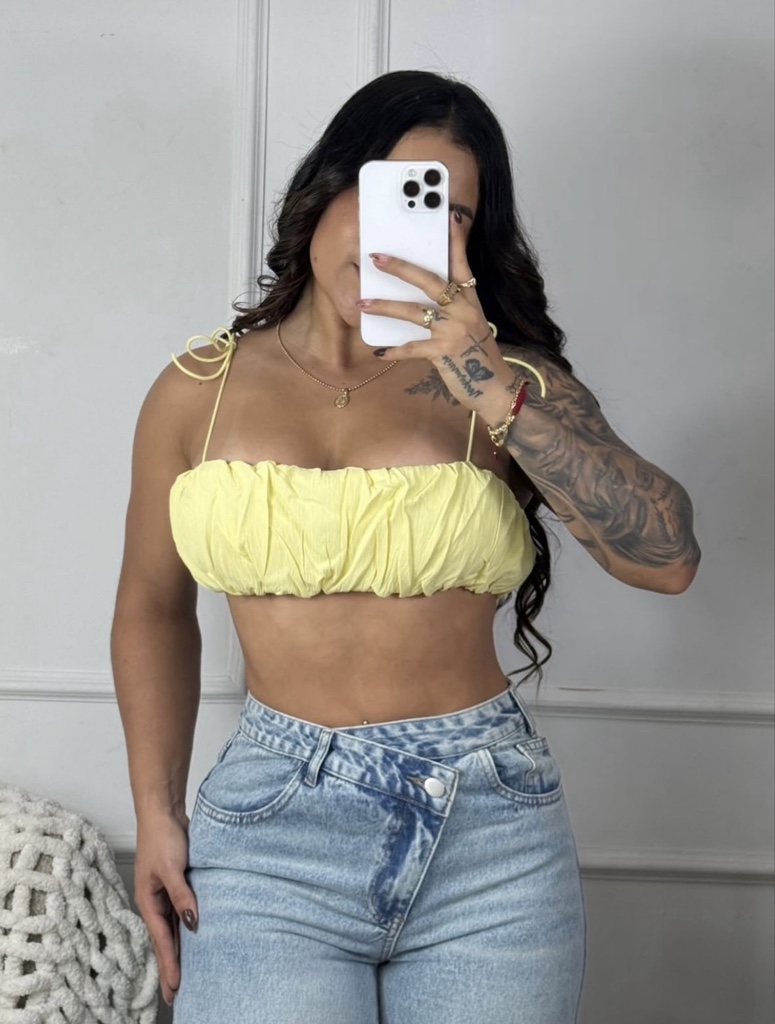 Top amarillo fruncido