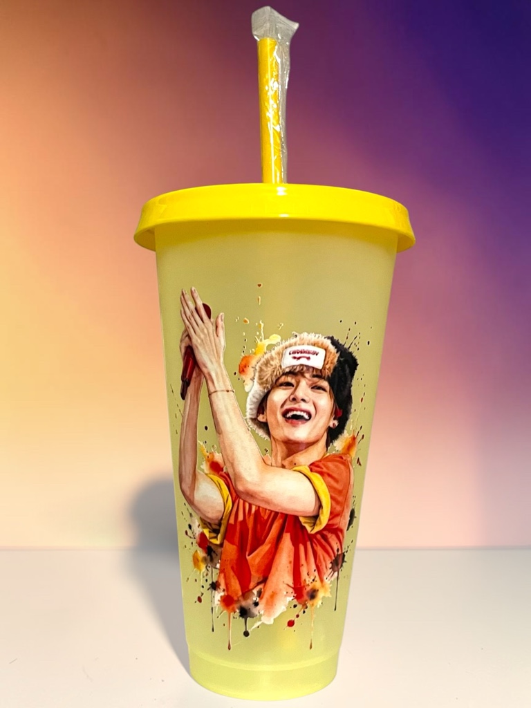 Vaso V plástico amarillo con tapa y bombilla