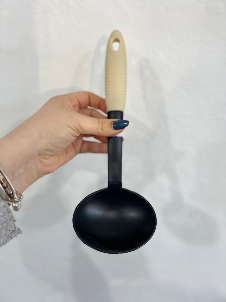 Cucharón negro mango beige