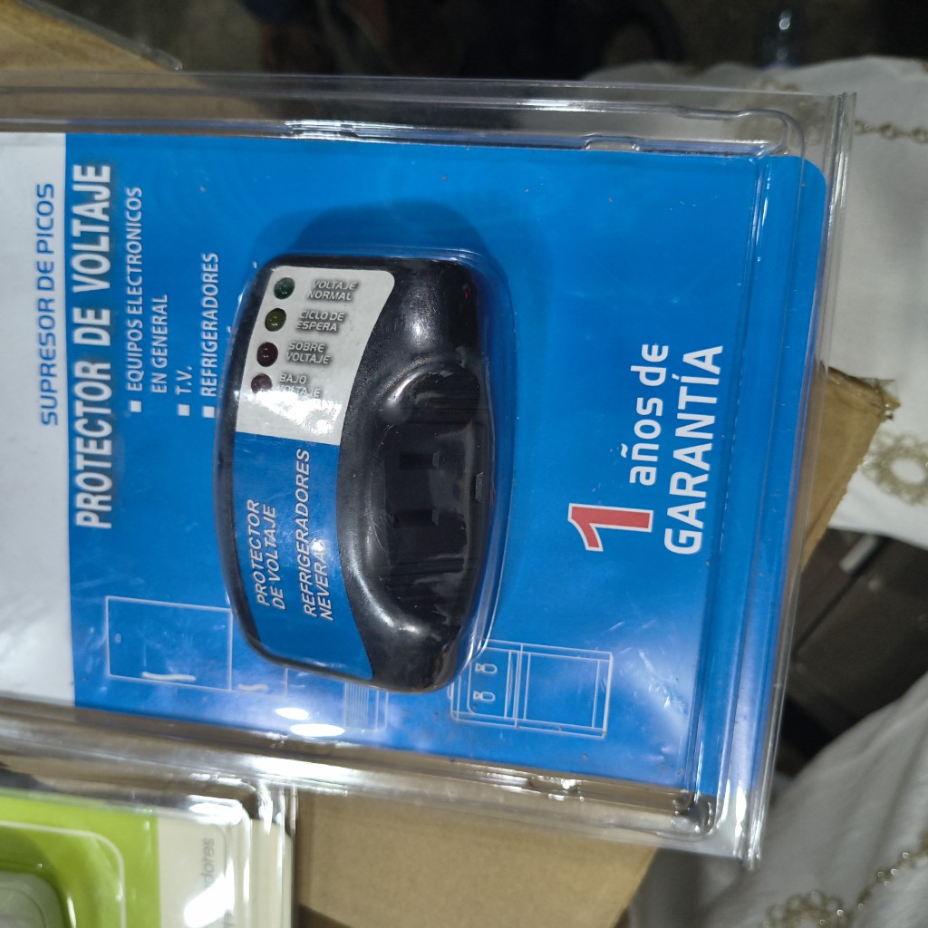 Protector de voltaje negro