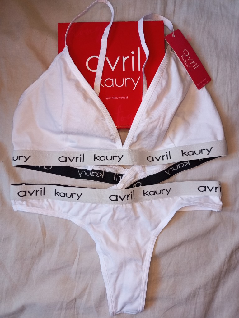Avril Kaury conjunto blanco t.95