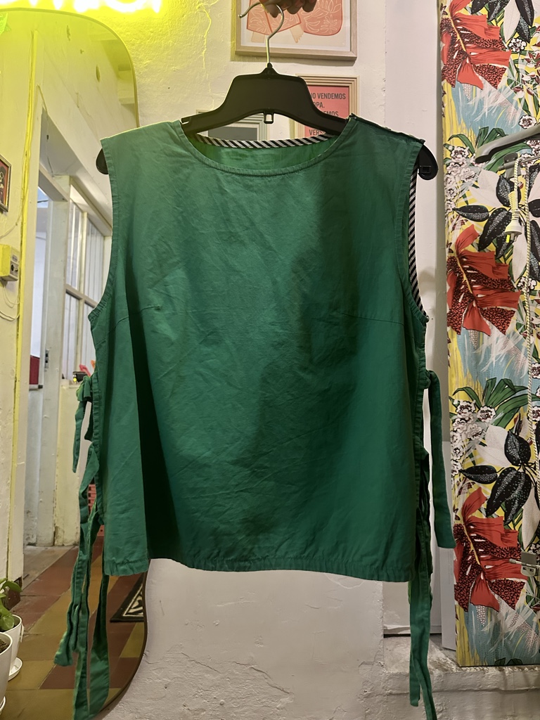 Top verde sin mangas