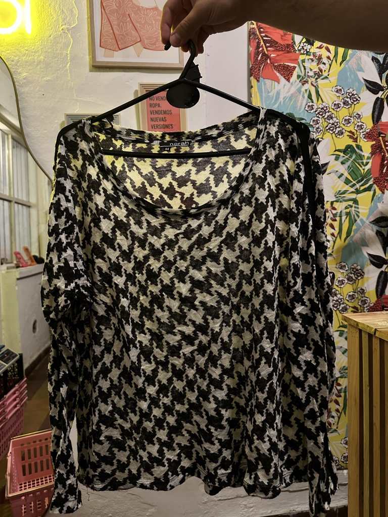 Norah remera estampada negra