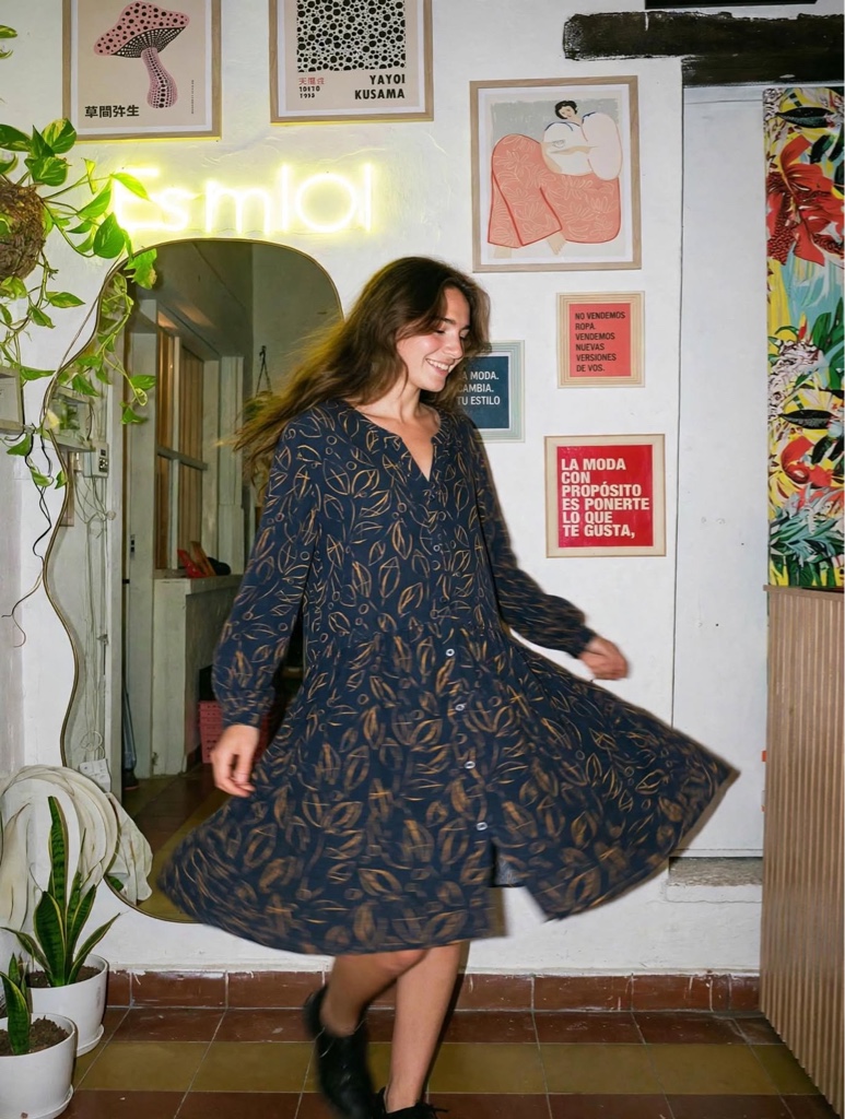 Vestido negro estampado con botones