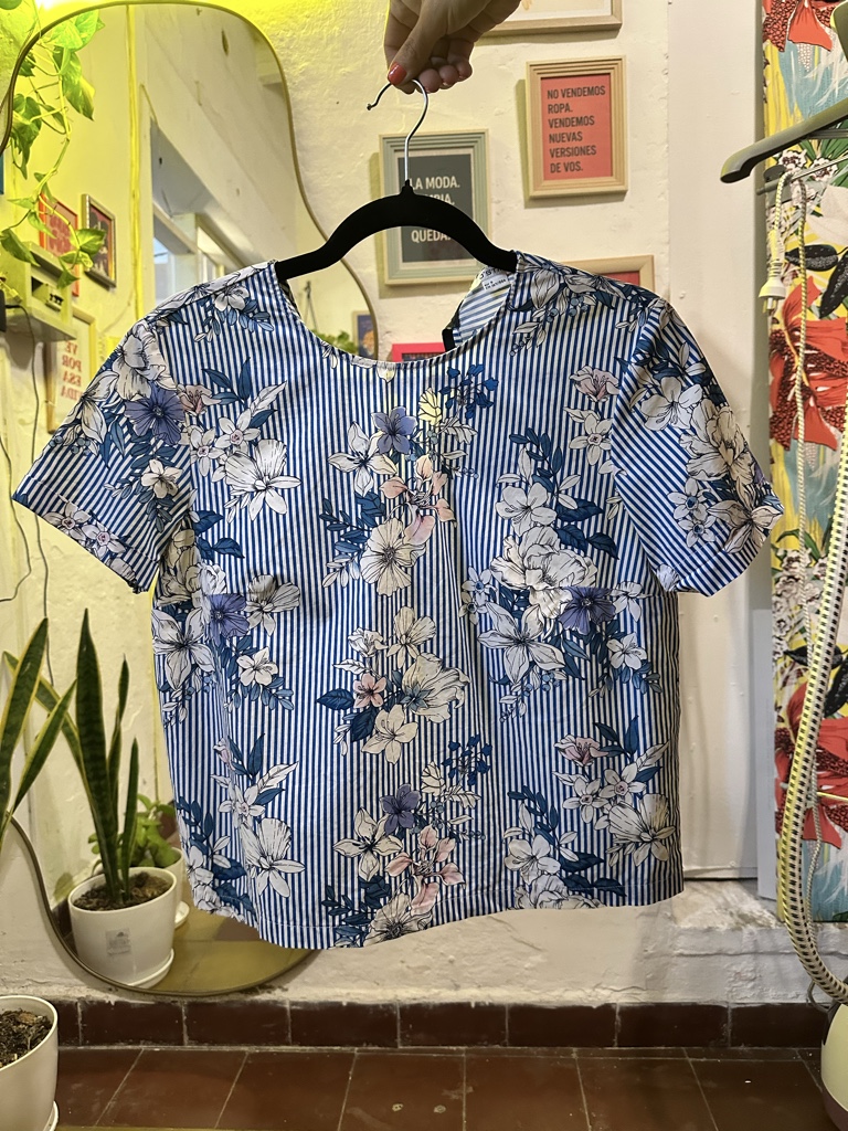 Remera floral azul