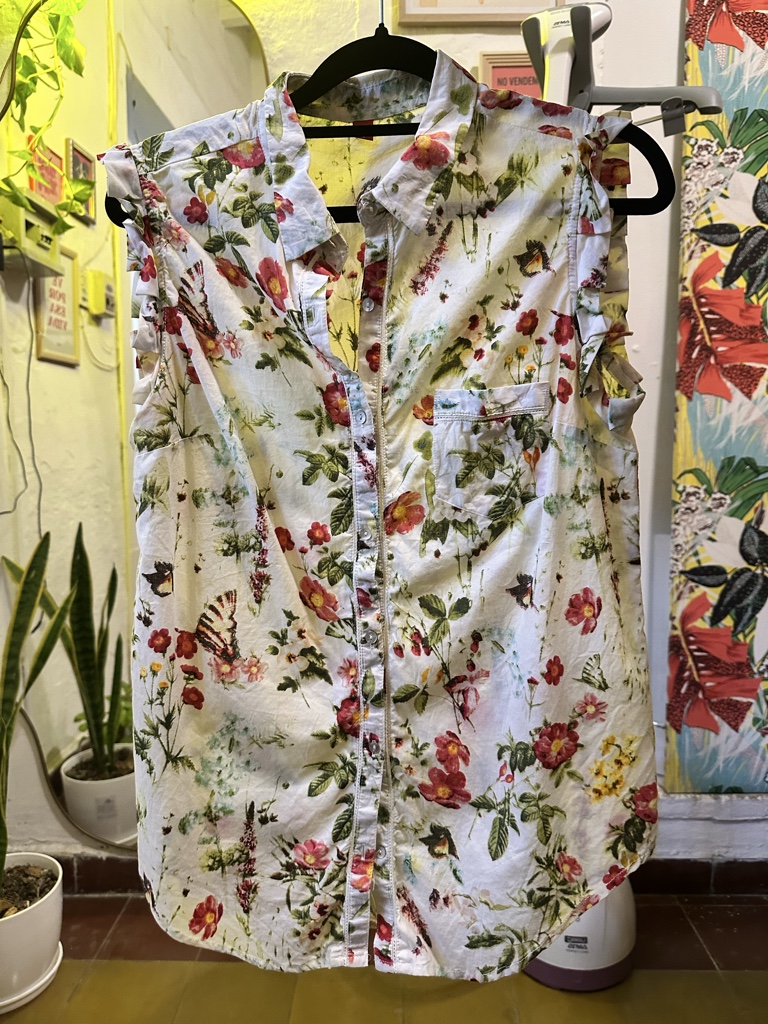 Camisa floral sin mangas