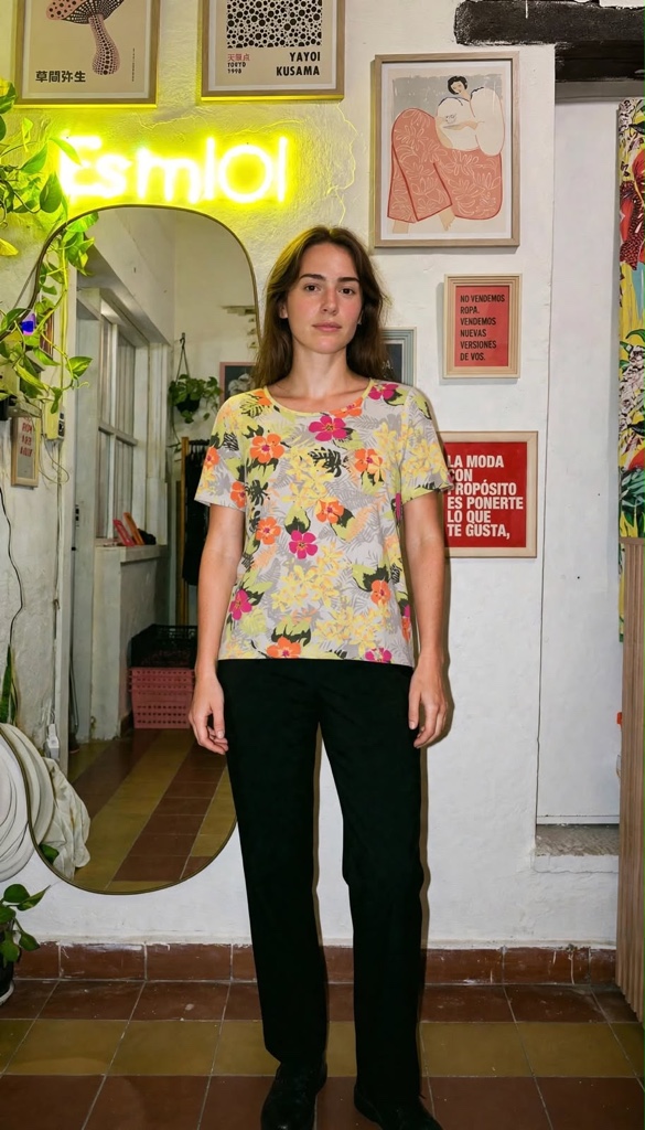 Remera floral multicolor talle M/L