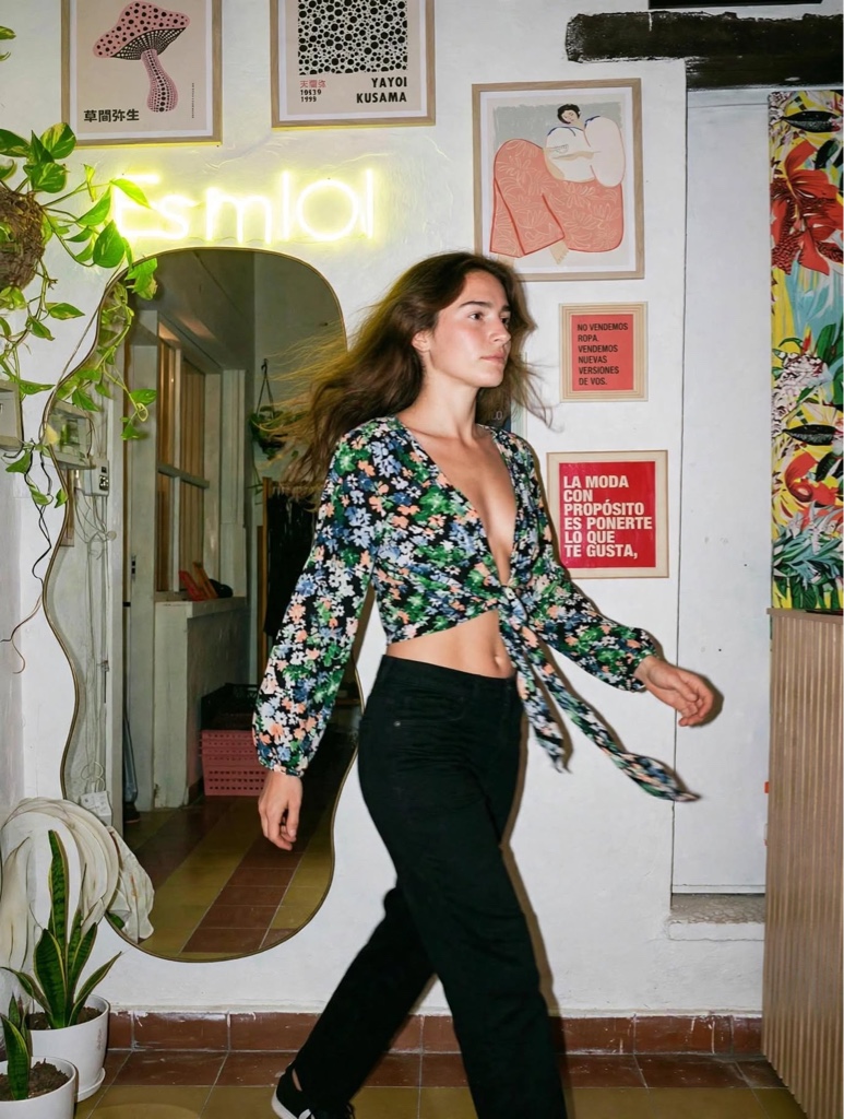 Blusa floral negra atado en medio Talle S 136 grm